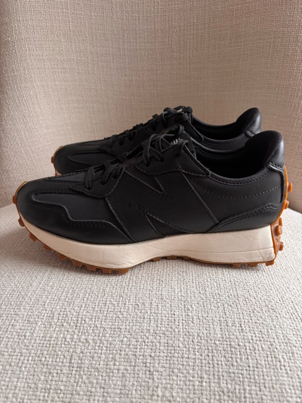 New Balance 327 
Black / Gum